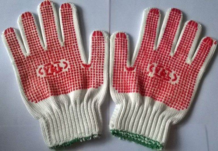 Gang-tay-len-phu-nhua-mau-do-768x533