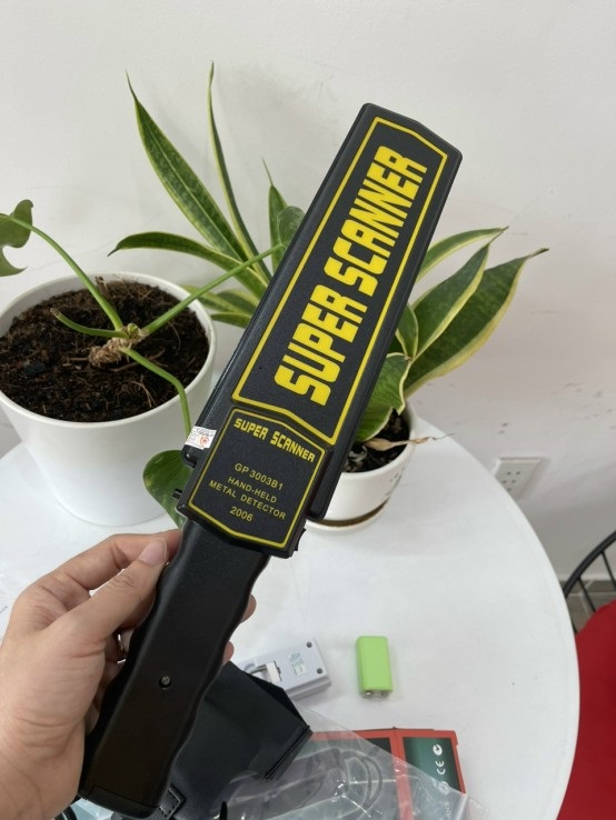 Máy dò kim loại cầm tay